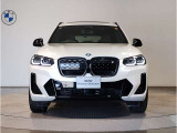 【キドニーグリル】BMWは約90年もの間、ほぼ全ての車両にひと目でBMWだと分かるこの特徴的なフロントグリルが備えられ、デザイン・アイコンとして親しまれてきました。