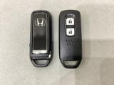 スマートキーを装備しています。鍵を差し込むことなくドアロックの開け閉めと、スタートボタン操作でのエンジンスタートができます。スペアキーも同じものを用意しております。