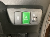 ハンドルの右側にはヘッドライトレベライザーとVSA(ABS+TCS+横滑り抑制)の解除スイッチがついています。ヘッドライトレベライザーは道路状況や積荷の加重に応じてライトの高さを調節できます。