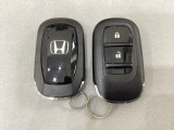 スマートキーを装備しています。鍵を差し込むことなくドアロックの開け閉めと、スタートボタン操作でのエンジンスタートができます。スペアキーも同じものを用意しております。