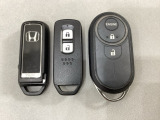 スマートキーを装備しています。鍵を差し込むことなくドアロックの開け閉めと、スタートボタン操作でのエンジンスタートができます。加えて、純正リモコンエンジンスターター用の操作キーもついています。
