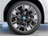【BMWアロイホイル】軽量かつ強度に拘ったアロイホイル。走行性能ポテンシャルを引き出す設計。車の足元を引き締めてくれる大きなポイントはアロイホイルです。