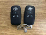 【スマートキー】 スマートキーを携帯していれば、ドアハンドルのボタンを押してロックの解除ができ、パワースライドドアもワンタッチで開閉できます