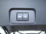 運転席側にある手元のスイッチにてバックドアを自動的に開閉することができます。