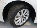 純正アルミホイール、タイヤサイズ 215/55R17インチです!