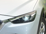 【LEDヘッドライト】悪天候や夜間走行時も良好な視界を確保し安心して運転できる高輝度LEDヘッドライトを装備!点灯速度が早く、消費電力も抑えられています。