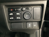 リアドアは乗り降りに便利な両側電動スライドドアです。また運転席に座っていながらスイッチ操作で自在にスライドドアを開け閉めできます。ハンドルの右側には安全装備のVSAの解除スイッチがついています。