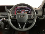 ステアリング右手側に安全運転支援機能のアダプティブクルーズコントロールをコントロールするスイッチ、左手側にオーディオ関連のコントロールスイッチを配置、視線を逸らすことなく運転に集中できます。