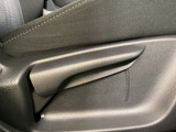 運転席にはドライバーの体型や好みに応じて前後方向だけでなく、高さの調整ができるシートリフターを装備!