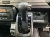 CVT車のセレクトレバーです。低速から高速まで、変速ショックのないスムーズな走りを実現するとともに、エンジン効率のよい領域を維持することで燃費にも貢献します。