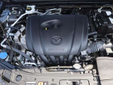 24Vマイルドハイブリッドで爽快な走りを実現する「e-SKYACTIV-G 2.0」。高効率エンジンと電動化技術の組み合わせにより、燃費性能とアイドリングストップ機能をさらに向上させました。