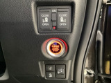 両側電動スライドドアは運転席から操作ができるよう、操作スイッチが付いています。その下にはヘッドライトレベライザーのスイッチなどがついています。道路状況や積荷の加重に応じてライトの高さを調節できます。