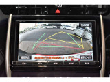バックガイドモニター付き。車両後方の映像をナビ画面に表示し、駐車などの後退操作をサポートします。