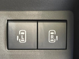 【両側パワースライドドア】スマートキーや運転席のスイッチで後席両側スライドドアの開閉が可能♪電動だから力を入れてドアを開ける必要が無く、小さなお子様でも簡単に開け閉めでき快適です♪