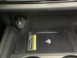 ワイヤレス充電器を装備してます。Qi(チー)規格対応のスマートフォンなどを置くだけでワイヤレスで充電可能です。