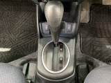 CVT車のセレクトレバーです。低速から高速まで、変速ショックのないスムーズな走りを実現するとともに、エンジン効率のよい領域を維持することで燃費にも貢献します。