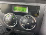 【オートエアコン】一度お好みの温度に設定すれば、車内の温度を検知し風量や温度を自動で調整。暑い…寒い…と何度もスイッチ操作をする必要はありません。快適な車内空間には必須の機能ですね♪