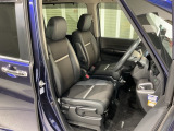 乗降がしやすい運転席。高さが調節できて小柄な方でもベストポジションをとることができます。