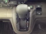 CVT車のセレクトレバーです。低速から高速まで、変速ショックのないスムーズな走りと、エンジン効率のよい領域を維持して燃費にも貢献します。サイドブレーキはスイッチ操作の電子制御パーキングブレーキです。