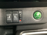 リアドアは乗り降りに便利な両側電動スライドドアです。また運転席に座っていながらスイッチ操作で自在にスライドドアを開け閉めできます。燃費に役立つECONボタンもここです。