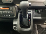 CVT車のセレクトレバーです。低速から高速まで、変速ショックのないスムーズな走りを実現するとともに、エンジン効率のよい領域を維持することで燃費にも貢献します。