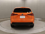 運転席およびバックドアのスイッチ、または電子キーの操作で、バックドアの自動開閉や一時停止が行えます。手動で閉める場合には、イージークローザーが機能し、しっかり閉じるようサポートします。