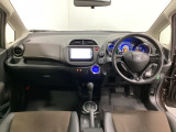 車内は光触媒抗菌消臭施工済です。インパネ周りはスタイリッシュなデザインです。グローブボックスやカップホルダーのほかにトレーなどたくさんの収納スペースが付いています。