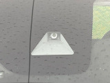 【三菱e-Assist】走行中に前方の車両等を認識し、衝突しそうな時は警報とブレーキで衝突回避と被害軽減をアシスト。より安全にドライブをお楽しみいただけます。
