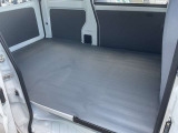 運転席側から見た荷室の写真です。