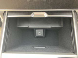 【ワイヤレスチャージング】置くだけで充電が可能でございます。