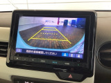 リバースギアに入れるだけで後方の表示へ切り替わります。夜間や雨の日の駐車も楽になりますよ。