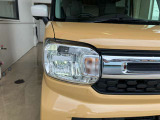 鋭く前方を照らす、LEDヘッドライト。遠くまで視界が開けることで、より安心したストレスのない走行を、提供してくれます。