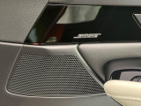 【BOSEサウンドシステム】メーカーオプションの高品位サウンドシステムを搭載。専用のチューニングが施された大小様々なスピーカーから良質なサウンドが奏でられ、臨場感あふれる音響空間を演出します。