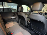 メルセデスのシートは少し硬めになっております。長時間の運転の際、適度な反発があることでお尻や腰の負担を減らす効果が御座います。