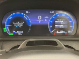 目に優しいオプティトロンメーター。中心のマルチインフォメーションディスプレイは車のさまざまな情報を表示致します。