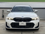 【BMWの伝統】BMWの特徴的な“キドニーグリル”は、80年以上続く伝統の形でございます。変わらないこだわりのデザインが、プレミアムブランド“BMW”を創り出します。