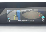 サイドビュー表示 黄色のガイドラインは車体からの距離約30cm、車両先端、ホイールセンターの位置を示しドライバーをアシストします。