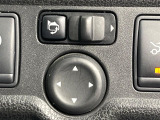 【電動格納ミラー】サイドミラーは電動格納式となっており、狭い駐車場でもキズがつくリスクを抑えられます。