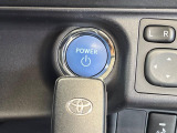 【スマートキー/プッシュスタート】鍵を持っているだけで、ドアロック解除・施錠からエンジンスタートまで操作できる便利な機能です。