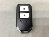 スマートキーを装備しています。鍵を差し込むことなくドアロックの開け閉めと、スタートボタン操作でのエンジンスタートができます。