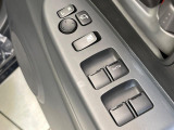 【電動格納ミラー】サイドミラーは電動格納式となっており、狭い駐車場でもキズがつくリスクを抑えられます。