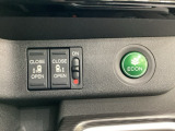 リアドアは乗り降りに便利な両側電動スライドドアです。また運転席に座っていながらスイッチ操作で自在にスライドドアを開け閉めできます。燃費に役立つECONボタンもここです。