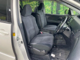 運転席まわりには十分なスペースがあり、大柄な方でもゆったり運転していただける環境です。