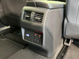 【前席+後席シートヒーター】寒い日に重宝するシートヒーターを後席にも装備!エアコンより早く温まってくれるので寒がりの人も安心ですね♪エアコンの温風は乾燥するから苦手、という方にもをおすすめです。