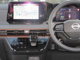 すっきりした運転席周りにはナビやエアコンの操作パネルを設置しておりますので、お一人での運転でもご安心できます。