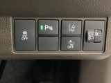 ハンドルの右側にはヘットライトリベライザーとHondaセンシング用のメインスイッチなどがついています。ヘッドライトリベライザーは道路状況や積荷の加重に応じてライトの高さを調節できます。