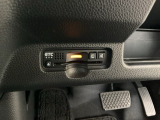 ハンドルの左下にETCがついています。高速道路の料金所の通過も楽々です。 カードの取り出しもしやすい場所についています。