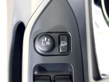 【電動格納ミラー】サイドミラーは電動格納式となっており、狭い駐車場でもキズがつくリスクを抑えられます。