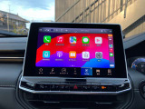 タッチスクリーンをタップするかスワイプするだけですべての機能を呼び出せます。Apple CarPlayおよびAndroid Autoに対応しスマートフォンとのシームレスな 連携も実現。さらに、USBポートを標準装備しています。