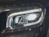 ●LEDヘッドライト:夜間走行時も良好な視界を確保し安心して運転できる高輝度LEDヘッドライトを装備!点灯速度が早く、消費電力も抑えられています。